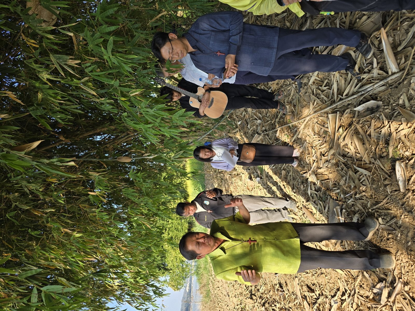 20250113_기도회 뜨라이롱 목사기도2[크기변환].jpg