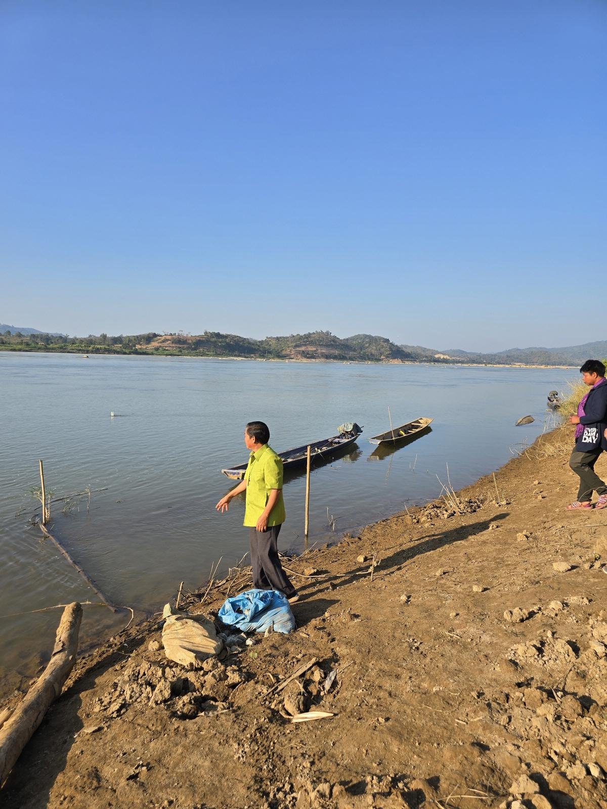 20250113_뜨라이롱목사 십자가 띄우기[크기변환].jpg