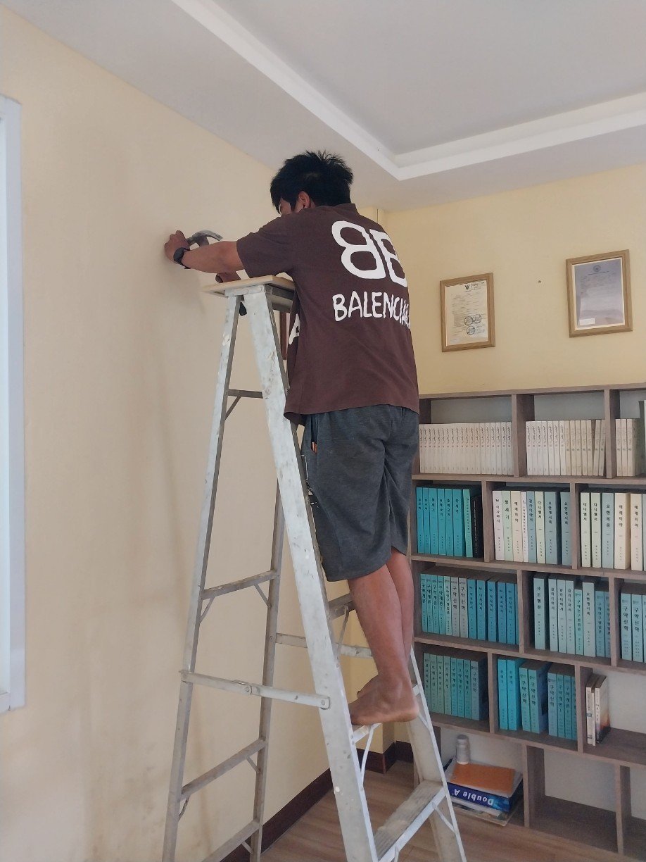 173698-벽에 액자걸리.jpg