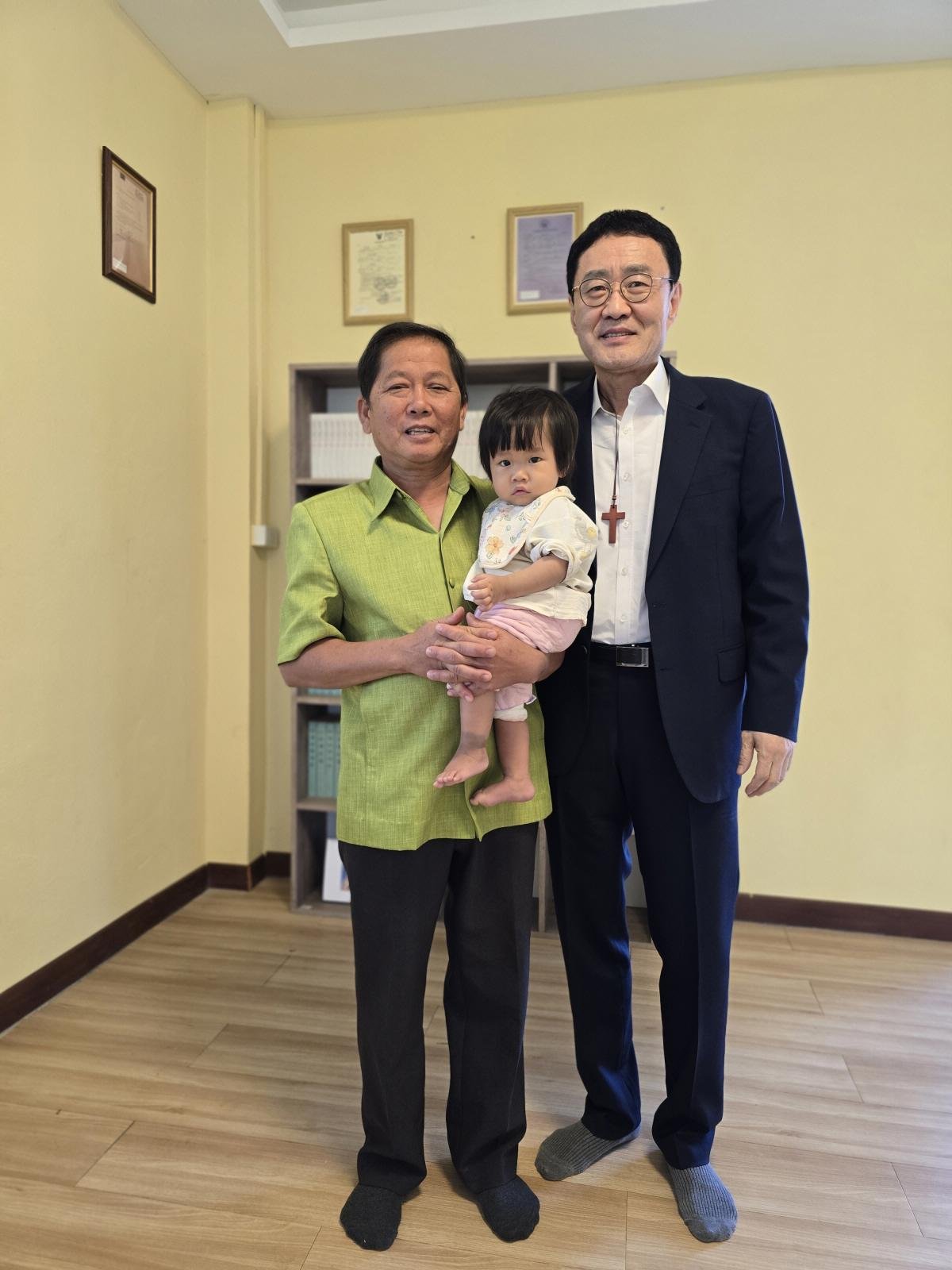 20250113_책장앞 뜨라이롱목사[크기변환].jpg