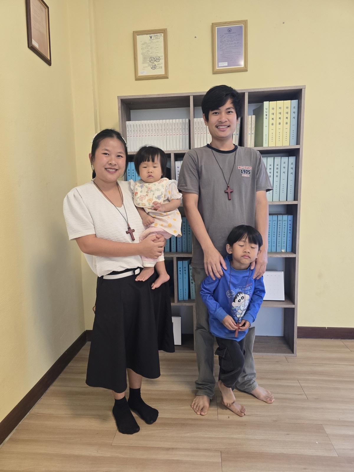 20250113_책장앞 화 가족[크기변환].jpg