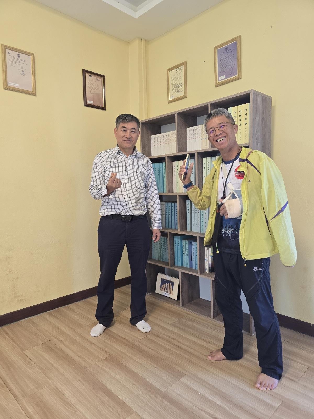 20250113_책장앞 도주환 손한웅[크기변환].jpg