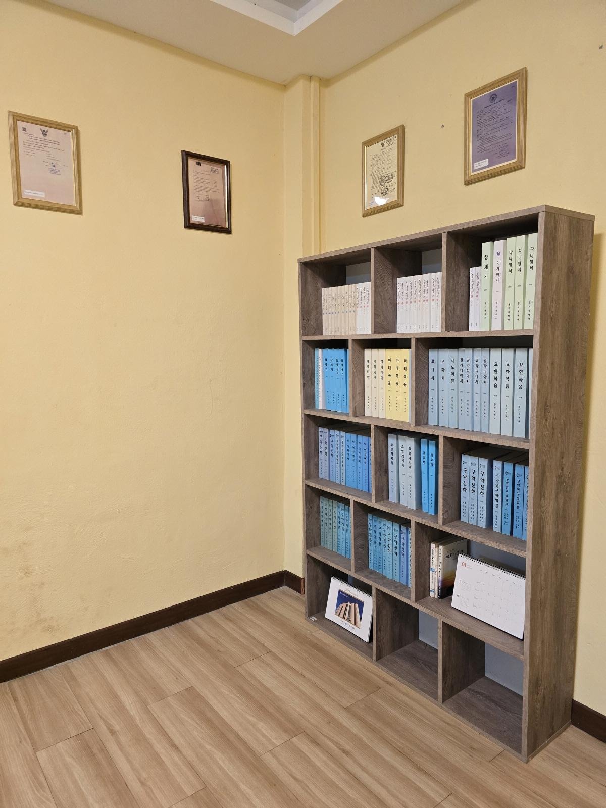 20250114_책장2[크기변환].jpg