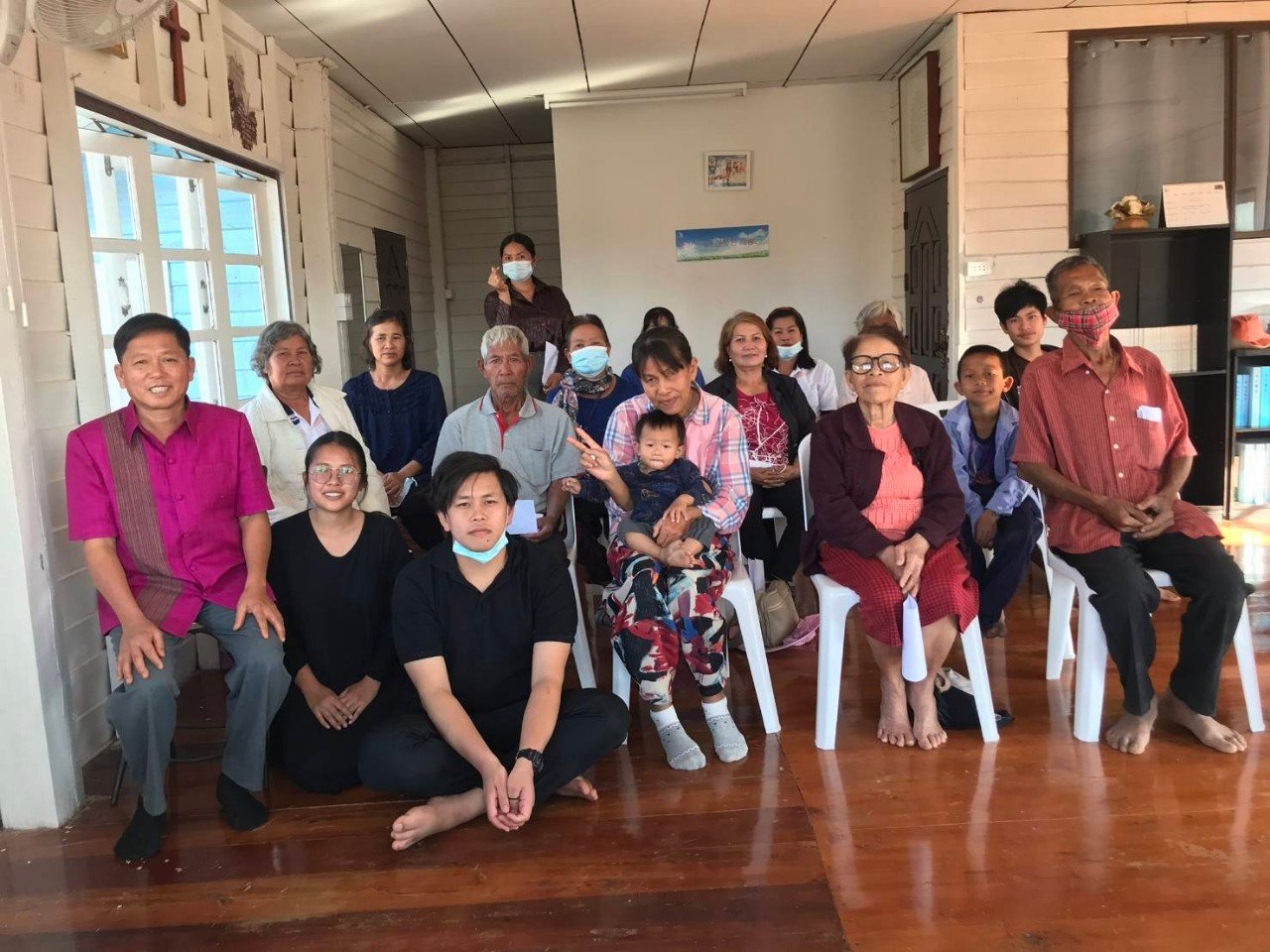 선교관 예배9- 예배후 함께 사진.jpeg