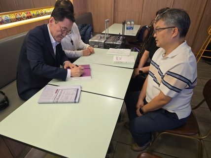 7-20260114_유한진선교사님께 책 서명.jpg